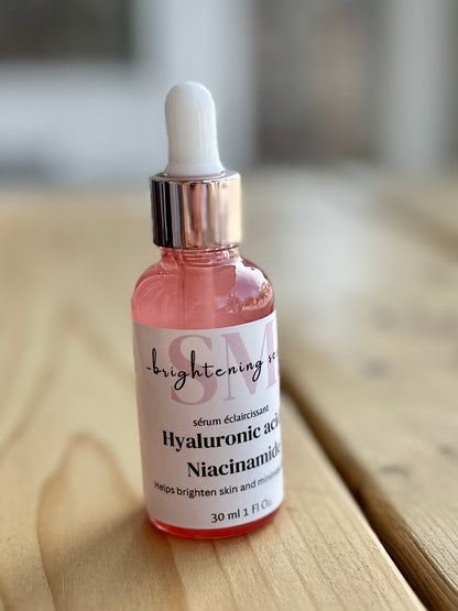 Brightening facial serum with Hyaluronic acid and niacinamide