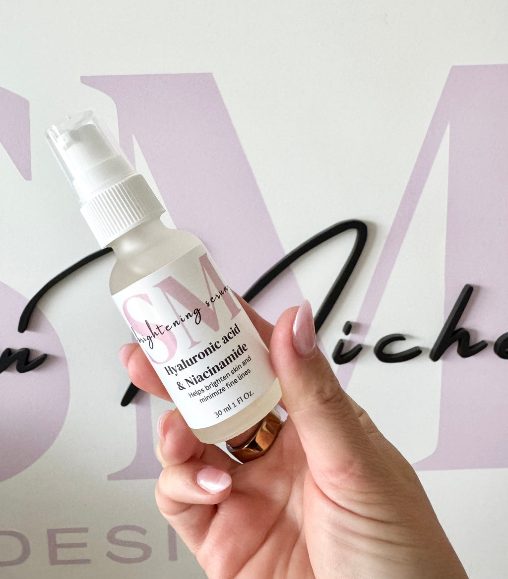 Brightening facial serum with Hyaluronic acid and niacinamide