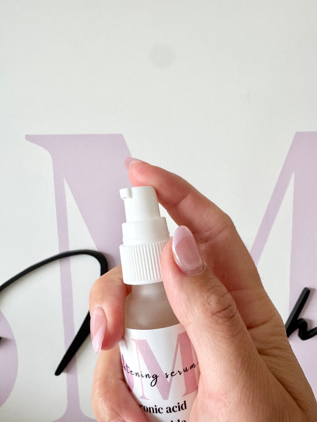 Brightening facial serum with Hyaluronic acid and niacinamide